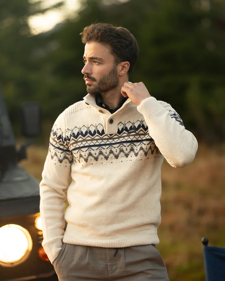 Cardigan en laine écru avec fermeture boutonnée